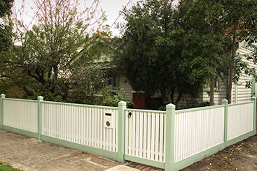 Picket fence with handrail
